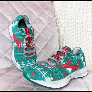 Brooks NWOT Levitate 2 Ugly Sweater Christmas Shoe